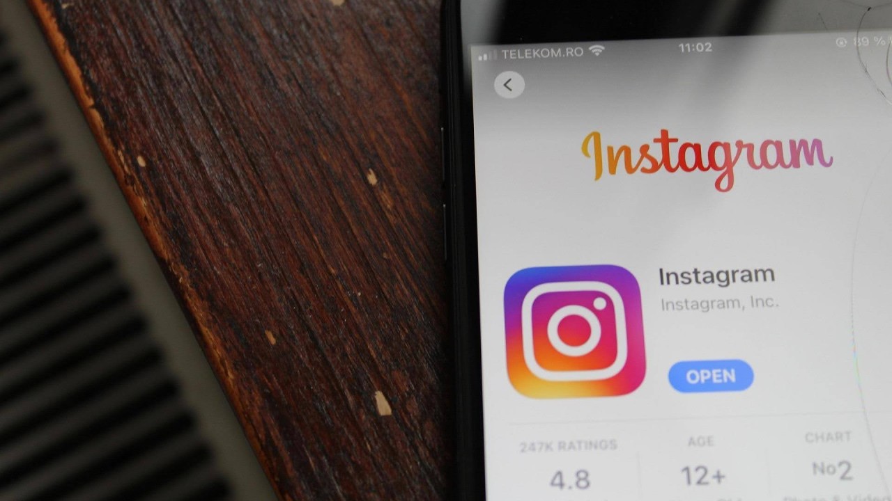 Instagram app interface for context-aware social data integration